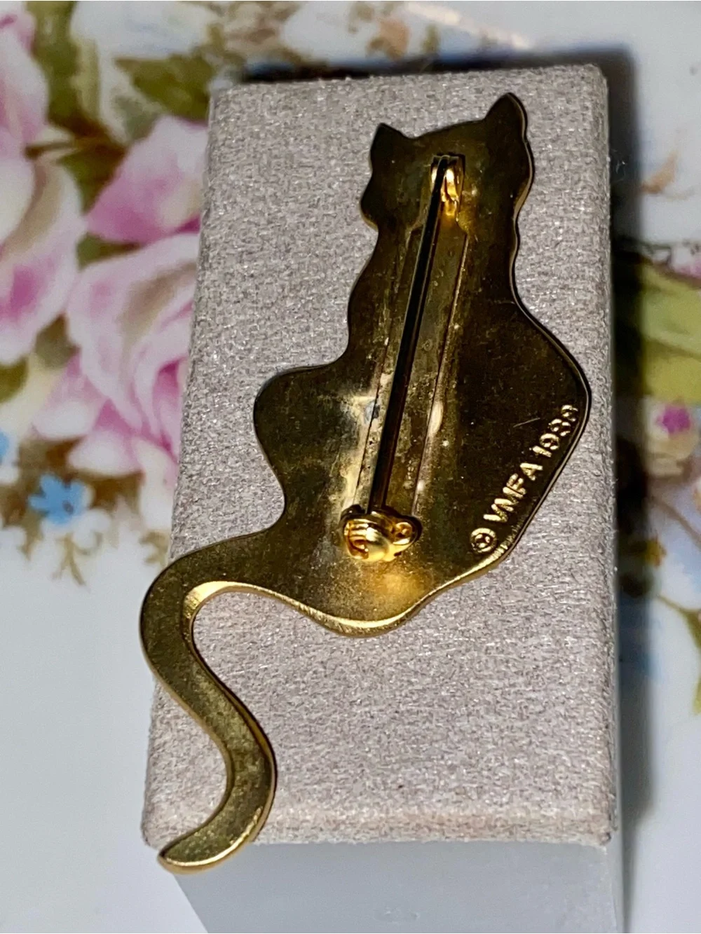 1988 Gold Cat Figurine Decorative Pin